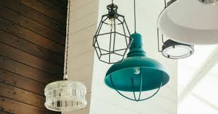 Model lampu hias dan lampu samping pada ruang tamu minimalis. 5 Cara Memilih Lampu Gantung Popmama Com