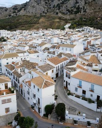 Zuheros. Un pueblo blanco colgado de la sierra, lleno de calma, vistas increíbles y mucha historia. ¿Lo conocías? 😍 #zuheros #cordobaespaña #andalucia #lospueblosmbe #andalucia_photos