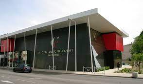 La societe valrhona est connue dans le monde entier, de nombreux chefs viennent a tain l'hermitage pour decouvrir ces chocolats d'exception. My French Life Ma Vie Francaise