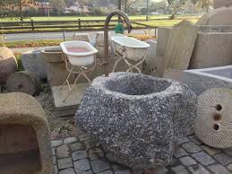Findlingsbrunnen Mit Grossen Quarzeinschlussen Findling Brunnen Dunkler Granit