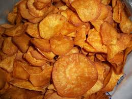 Hiris nipis ubi kayu dan goreng hingga keperangan. Resepi Kerepek Ubi Pedas Rangup
