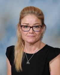 Shelly Riddle's Instagram, Twitter & Facebook