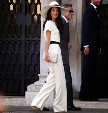 Clooney und amal alamuddin hatten seit freitag ihre hochzeit mit mehreren partys in venedig gefeiert. Amal2 Jpg 574 600 Hosenanzug Damen Hochzeit Hosenanzug Braut Hosenanzug Hochzeit