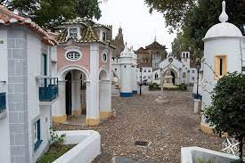 Portugal dos pequenitos (portugal for the little ones) is a theme park in the city of coimbra, portugal.the park consists of diminutive versions of. Portugal Dos Pequenitos La Ciudad De Los Ninos Vigopeques