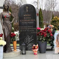 Там же через полгода ей установили памятник. Mogila Zhanny Friske Na Samom Dele Pustaya Izvestnyj Artist Sdelal Strannoe Zayavlenie