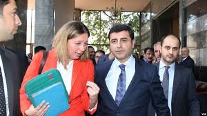 2007 yılında dtp'de genel başkanlık görevini abisi nurettin demirtaş yaparken, grup başvekilliği görevini de selahattin demirtaş üstlenmiştir. Dosya Selahattin Demirtas Yildiz Yazicioglu Jpg Vikipedi