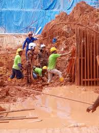 Empat orang terkorban dan 15 yang lain cedera di samping 14 buah rumah banglo ranap dalam tragedi. 15 Orang Tertimbus Dalam Satu Kejadian Tanah Runtuh Di Tapak Pembinaan Di Penang Pagi Tadi