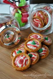 1 Lay Pretzels Rings On Parchment Paper Lined Baking Sheet Put One Hershey Kiss Inside Each Ring If It Does Peppermint Pretzel Christmas Food Holiday Recipes