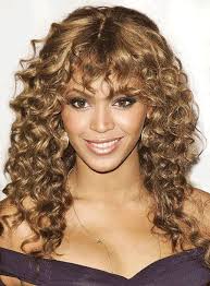 Welcher pony passt zu mir? Bos Bangs Hair Lockige Frisuren Mit Pony Lockige Frisuren Frisuren Fur Lockiges Haar