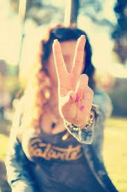 Imagenes Gratis Paz Y Amor Mujer Joven 20 25 Anos Gesto Simbolo Signo Paz Aire Libre Desenfoque Mano Unas Femenino Paz Y Amor Simbolo De Paz Paz