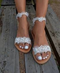 Il tuo abito da sposa principesco, a sirena o scivolato si intonerà perfettamente con le scarpe decolletè o con i sandali di nicole milano, disponibili in molte altezze di tacco, per farti. Pizzo Bianco Sandalo Sandali Da Sposa Scarpe Da Sposa Perla Sandali Sandali Da Sposa Romantico Sandali Bia Scarpe Da Sposa Pizzo Scarpe Sandali Da Sposa