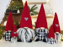 28 Affordable Diy Christmas Decorations Ideas To Decorate Your Home Affordable Christmas Decorate Decora Christmas Knomes Gnomes Crafts Christmas Decor Diy