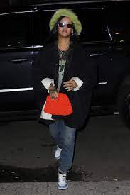 Fenty's 2019 launch made rihanna, 32, the first black woman to head a luxury fashion house for lvmh; Rihanna S Outfits Tell Us What S Next In Fashion Trends Here S Proof Vogue