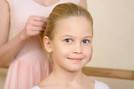 All the agency blogs on one page. Schone Lachelnde Blondine Tanzt Mit Maracas 822866 Stock Photo Bei Vecteezy