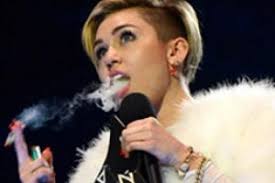 Miley Cyrus sahnede esrar içti