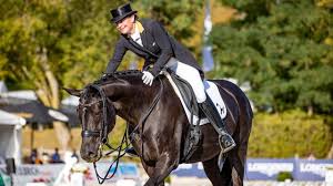 Isabell werth (born 21 july 1969 in issum) is a german equestrian and world champion in dressage who competed in the olympics six times (1992, 1996, 2000, 2008, 2016, 2020) winning eleven medals, seven of them gold. Clipmyhorse Tv Deutschland Traumhafte Kur Von Isabell Werth Mit Weihegold Old Longines Balve Optimum 2020 Facebook