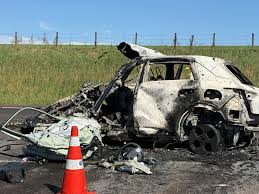 Carro elétrico pega fogo e motorista morre carbonizado após acidente na BR-277, no Paraná; sete pessoas ficaram feridas