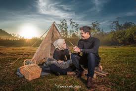 Meski fotonya di pantai, gaya kamu nggak harus menyesuaikan diri dengan lokasi lho. 7 Ide Foto Pre Wedding Di Penangkaran Rusa Ranca Upas Buat Pecinta Nuansa Alam