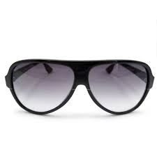 Les lunettes de soleil emporio armani sont remarquables pour se faire l'incarnation de l'élégance dans un esprit chic et sobre, à des prix qui restent raisonnables pour des références haut de gamme. Lunettes De Soleil Emporio Armani Aviator Pilote