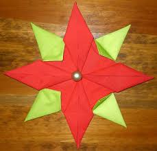 Un pliage toujours aussi facile à réaliser avec une petite branche de sapin, une boule et du ruban qui. Pliage De Serviette De Table En Forme D Etoile Etoile En Papier Origami Napkin Folding Christmas Star Serviette Etoile L Art Du Pliage De Serviettes De Table Decoration De Table Recettes De Cuisine Et