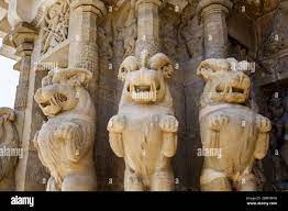 Columna esculpida que representa 'yali', una criatura mitológica hindú  parte león parte otros animales. Templo Kailasanathar, Kanchipuram, Tamil  Nadu, India Fotografía de stock - Alamy