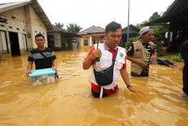 Kamu tertarik menjelajahi pulau kalimantan? Ribuan Rumah Di Kalsel Terendam Banjir Antara 2 3 Meter Republika Online