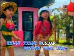 Permainan menjaring ikan dilakukan di …. Topi Saya Bundar Youtube