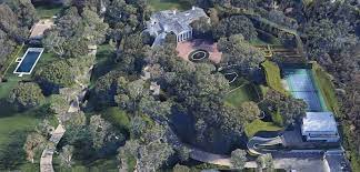Jeff bezos is crowdsourcing instagram about his spat with a trump administration official: Jeff Bezos Compra La Mansion De Los Angeles Mas Cara De La Historia Por 151 Millones De Euros Companias Cinco Dias