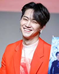Punya mata yang tersenyum, berikut ini beberapa potret memesona jb got7 yang melelehkan hati. Jb Got7 On Instagram 190317 Coex Fansign All These Sweet Smiles And Goofy Faces He Makes Melts In The Blink Of An Eye I Didn T K Jaebum Cantores Youngjae