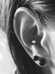The conch provides quite a large area for you to perforate, but and so it is right to categorize this piercing into two broad types which are the inner and outer conch piercings. Conch Piercing Die Richtige Pflege Prontolind De