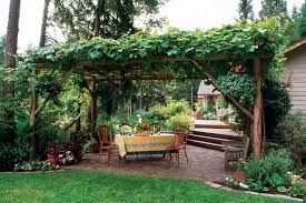 Create An Edible Landscape Organic Gardening Landschaftsbau Terrasse Mit Pergola Und Garten Deko Ideen