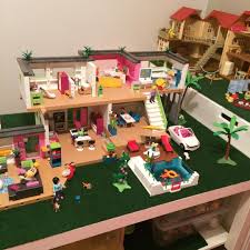 La Maison Moderne Playmobil Sur La Table Lack Ikea A Bien Evoluee Depuis Depuis Plusieurs Mois Un Peu De Pelouse Synthet Playmobil Playmobil Haus Puppenhaus