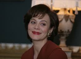 She played the matriarch of a crime family on peaky. T9dc3gblfr96 M