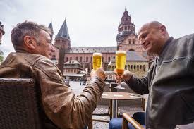 Ausgenommen von der lockerung sind situationen, in denen es zu gedränge kommt, etwa in warteschlangen. Corona Regeln In Rheinland Pfalz Fur Gastronomie Shoppen Freizeit