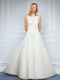 Chi nel giorno delle proprie nozze decide di indossare la semplicità potrà anche optare anche per un abito da sposa con pizzo macramé o sangallo dal mood retrò, oppure per il tulle, misurandone bene il volume. Abiti Da Sposa Semplici Niente Fronzoli Please