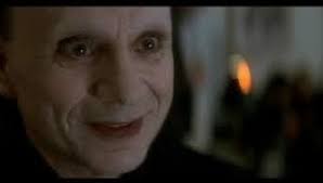 Hans intense ansikt etser seg fast til netthinna di