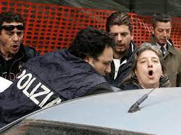 Condotto nel corso delle sue numerose edizioni da diversi presentatori, tra cui paolo valenti, maurizio barendson, fabrizio maffei, giampiero galeazzi, franco lauro, marco mazzocchi e paola ferrari, trasmette una breve sintesi delle partite di calcio del campionato italiano di calcio di serie a e di. Dalle Feste Nei Night Ai Salti Nel Vuoto Dalle Finestre Stylo24 Ultime Notizie Su Napoli E La Campania