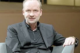 El escritor y abogado alemán ferdinand von schirach. Bei Markus Lanz Ferdinand Von Schirach Spricht Uber Depression Wp De