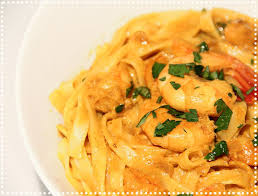 Pates Aux Crevettes Lait De Coco Et Epices Poudre Rosee Pates Crevettes Recettes De Cuisine Crevette Lait De Coco