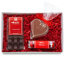 With valentine's day gifts that range from personalised keepsakes to weekend getaways and something a little saucier, we've got plenty of valentine's day ideas to make your day magical. Valentine Gift Boxes 2 Sizes Andre S Confiserie Suisse