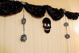 Turn the plastic bag upside down and you will get the head of the ghost. 12 Diy Scary Trash Bag Halloween Decorations
