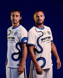Inter's new kit has a reptilian feel. Inter Milan Reveal New White And Blue Snake Kit In Nod To Nickname But Design Splits Fans Football Reporting