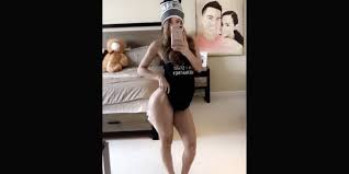 Abella se hace tomar su longitud entera en la garganta antes de que él le informa que no es su coño, pero su culo poco apretado que él realmente quiere. Yanet Garcia La Chica Del Clima Modela Su Sexy Trasero Video