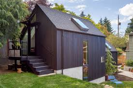 Cette Mini Maison En Bois De 53m2 Etait Autrefois Un Garage En 2020 Maison Bois Chalet De Jardin Maison Contemporaine