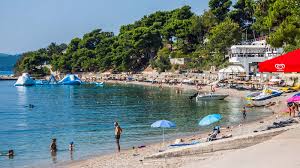 Vista de la península de peljesac en dalmacia. Strand Trstenica