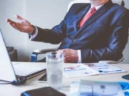 Advogado em rede social profissional conectando e gerando oportunidades de negócios