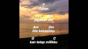 F g em tuhan jagakan dia, am dm g c dia kekasihku kan tetap milikku f g em aku sungguh mencintai am dm g c sungguh menyayangi. Chord Lagu Tuhan Jagakan Dia
