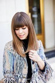Der beste haartyp für frisuren mit geradem pony ist ohne zweifel das glatte haar. Pony Frisuren Lange Glatte Haare Kastanienbraun Porzellanteint Lidstrich Schwarze Mascara Schwarzes Top In 2020 Frisuren Mit Pony Ponyfrisuren Coole Frisuren Mit Pony