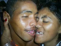 Resultado de imagem para imagens de duas pessoas feias se beijando e deitadas na praia