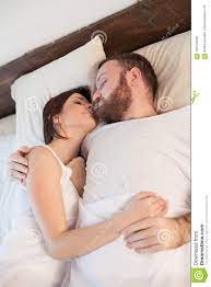 Ich kann nicht liegen, wenn ich stehe ich kann nicht stehen. Ein Mann Und Eine Frau Die In Einem Schlafzimmer Im Weissen Bett Schlafen Stockfoto Bild Von Glucklich Bett 103416338
